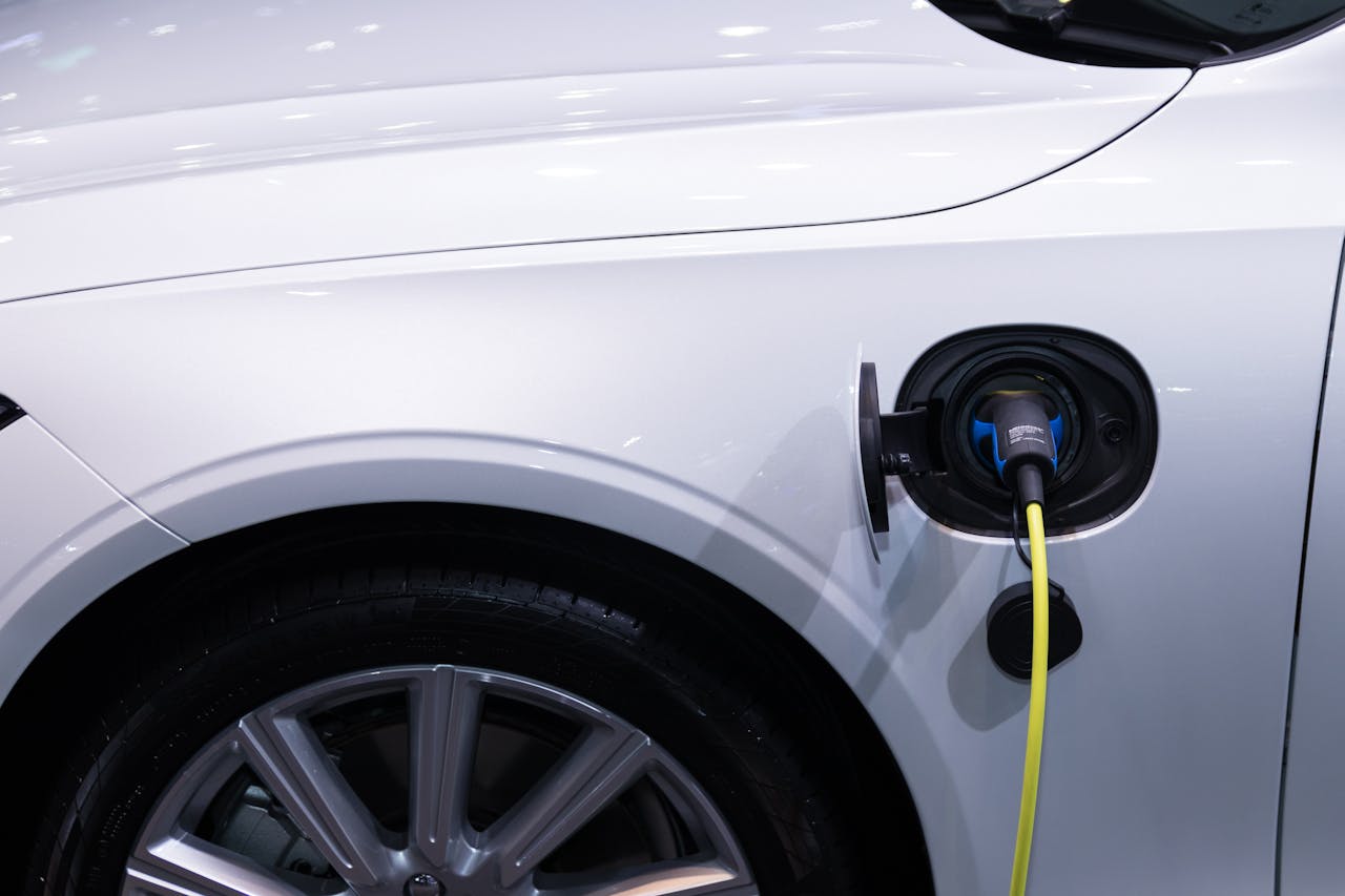 Vehiculele hibride plug-in emit cu 350% mai mult CO2 în timpul condusului față de testele în laborator
